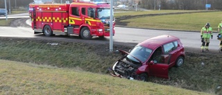 Två bilar i trafikolycka i rondell