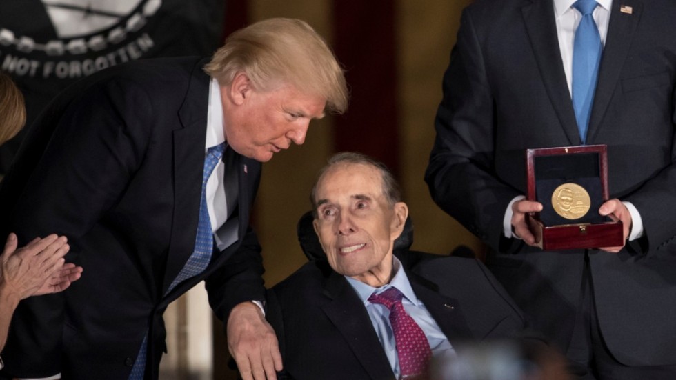 Bob Dole tilldelades kongressens guldmedalj av den förre presidenten Donald Trump i januari 2018. Dole var den ende tidigare presidentkandidaten som ställde sig bakom Trump i valrörelsen 2016. Arkivbild.