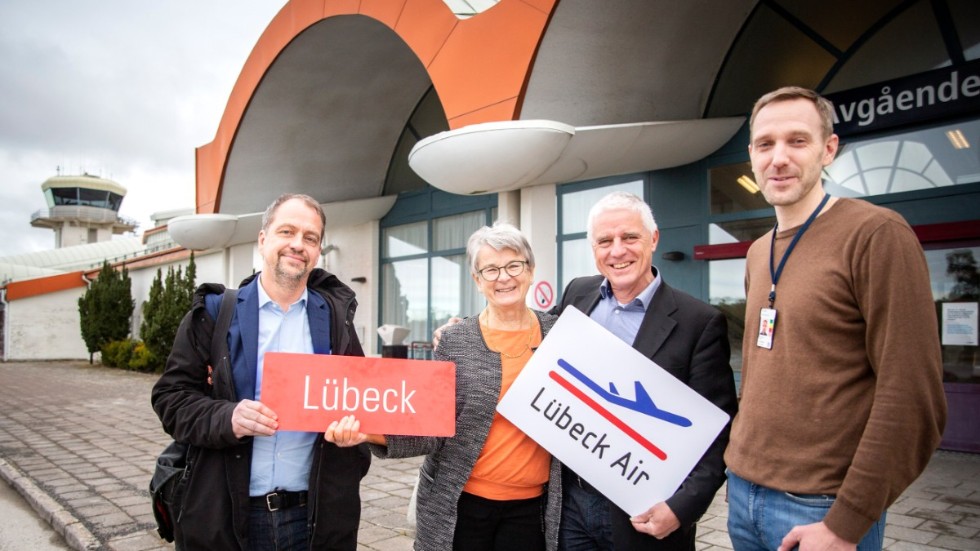 Ny flyglinje tll Lübeck har premiär i augusti. Adam Jacobsson, Inger Harlevi, Jürgen Friedel, Henrik Söderberg.