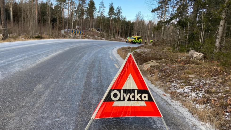 Fyra personer uppges ha färdats i fordonen när olyckan var framme på den hala vägen mellan Gnesta och Laxne.