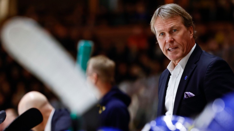 Förbundskapten Johan Grapenlöv, som nu är tillbaka i båset, säger att Tre Kronors trupp blir bättre för varje vecka. Arkivbild.