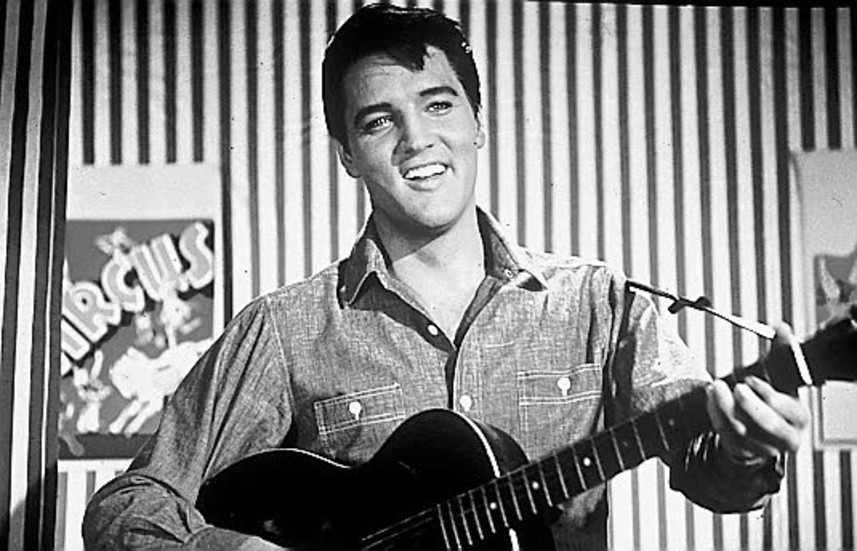 Elvis. Våra nyårsdagskrönikörer har mycket musik, politik och övrigt liv i minnet. Men med full frenesi ser de fram mot ännu ett år med nya, spännande händelser.