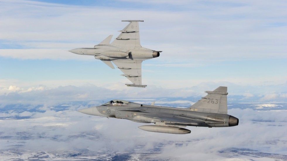 Kanada väljer att satsa på det amerikanska stridsflygplanet F-35. Saab går därmed miste om en affär som är värd 144 miljarder kronor. På bilden syns två Jas 39 Gripen. 