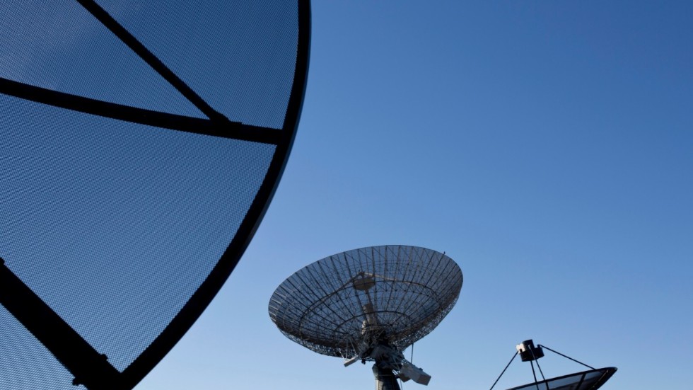 Genom att kombinera information från tolv parabolantenner spridda över halva jordklotet, däribland Onsala rymdobservatorium söder om Göteborg, kunde forskare ta reda på exakt varifrån på himlavalvet som blixtarna kommer. Arkivbild.