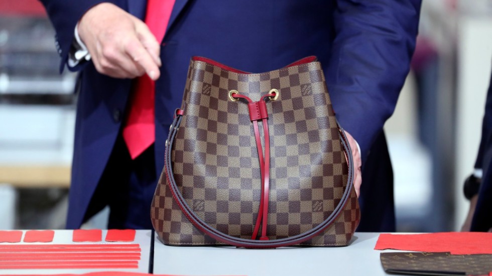 Före detta president Donald Trump inspekterar en Louis Vuitton-väska. Arkivbild.