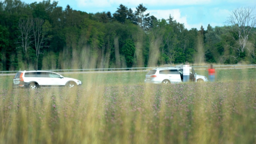 Bild från när polisen vallade vittnen på mordplatsen, söder om Tillinge kyrka.