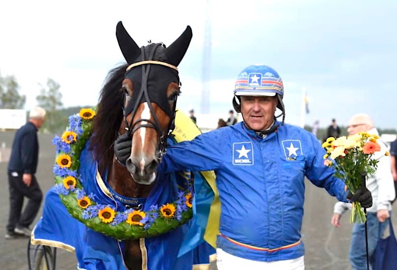 Jan-Olov Persson efter segern i Prinsessan Madeleines Pokal i Bollnäs där B.W.Prinsen vann på banrekordet 1.22,3a.