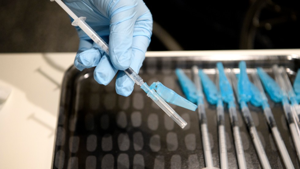 Rapporter om hur privata relationer gett förtur till vaccination kan ha bidragit till uppfattningen om en ökande vänskapskorruption, enligt Transparency International. Arkivbild.