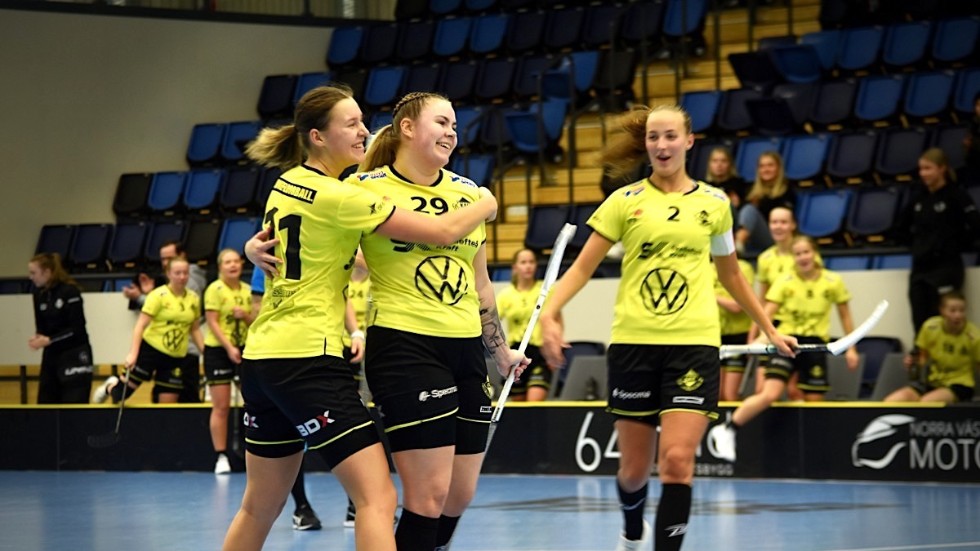 Wilma Bäcklund kramas om efter sitt mål i Kågedalens match mot IBF Dalen i höstas. Nästa säsong byter hon sida och spelar med Umelaget.