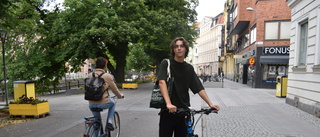 Han cyklar hem till dig med böcker