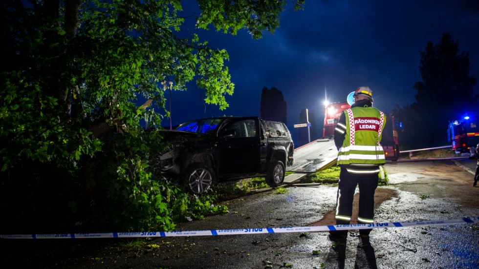 Efter att ha försökt köra på en polis vid en hastighetskontroll jagades bilen genom Fagersta. Den vådliga färden slutade med krasch in i ett träd.