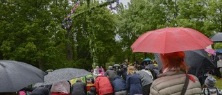 Klassiskt midsommarväder – fram med paraplyet