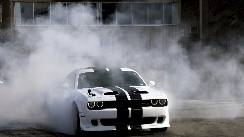 Både vanliga bilar och racebilar var på plats för att köra ett så kallat street race.