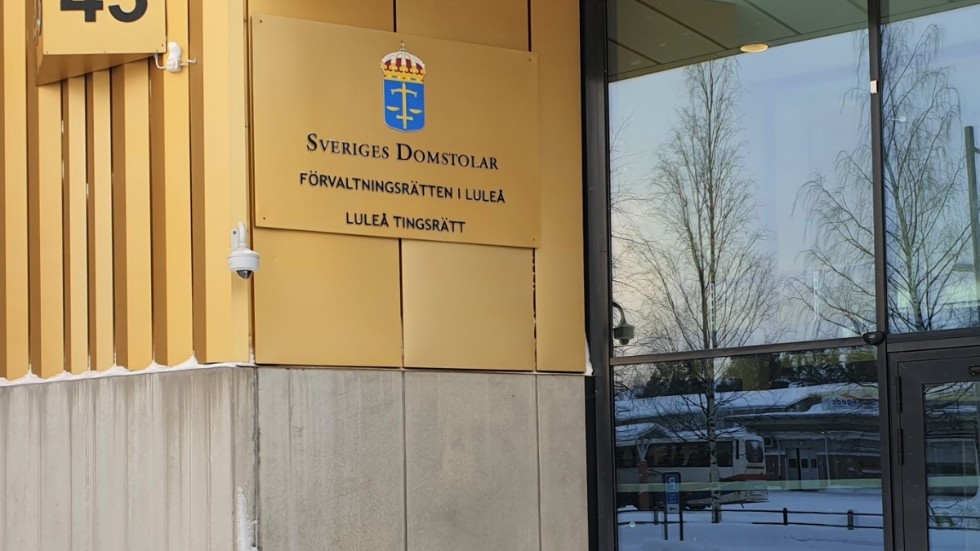 Luleå tingsrätt häktade den 44-årige mannen på sannolika skäl misstänkt för tre stölder och brott mot knivlagen.
