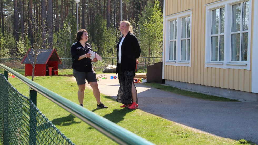 Kollegorna Jelke Mollet och Erika Hultgren berättar att sjukfrånvaron i personalgruppen stundtals varit hög samtidigt som beläggningen i barngrupperna inte har påverkats.