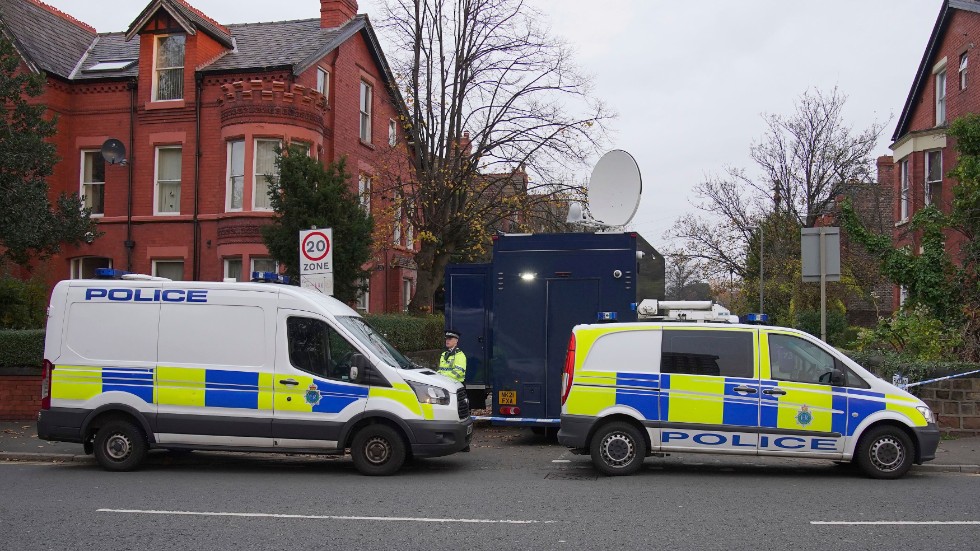 Polisens arbete fortsätter på måndagen efter explosionen i Liverpool på söndagen.