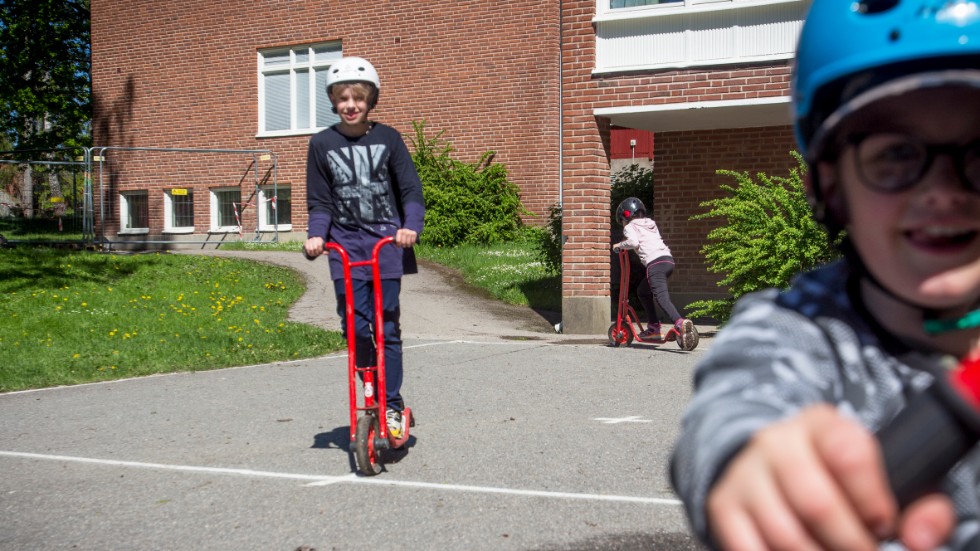Full fart på Nävertorpsskolans skolgård. På bilden syns Eddie Johansson, Farah El-Sholi och Lucas Moström.