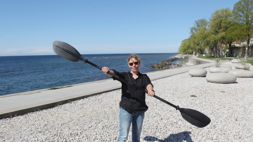 Li Grebäck visar upp en av de nya paddlar hon köpt inför sommarens tur runt ön. I vanliga fall paddlar hon som avkoppling.