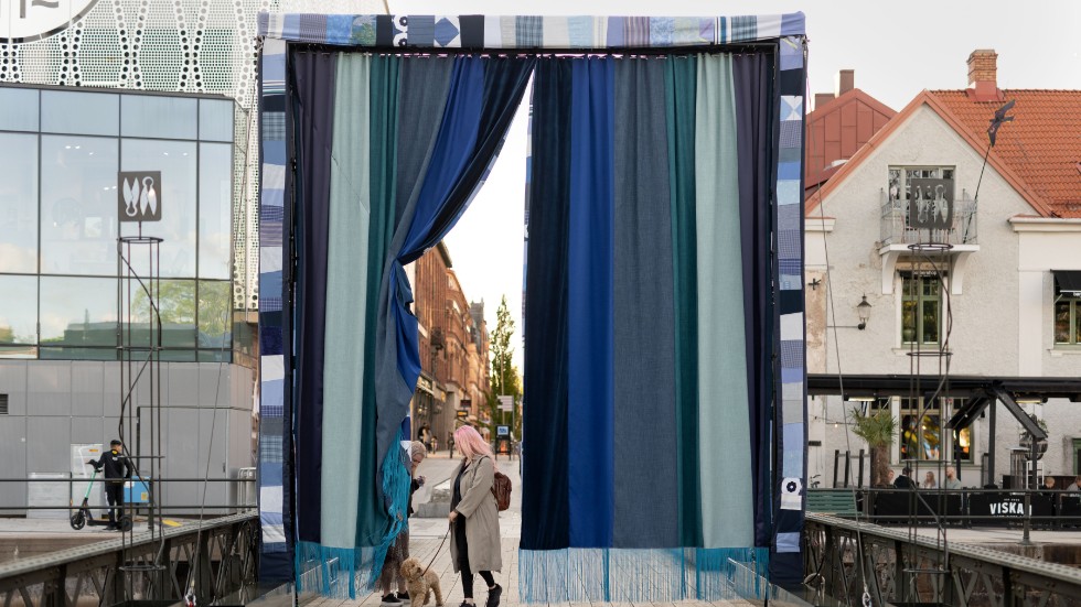 Någon har eldat upp konstverket "The curtain of the sky" som var en del av Borås konstbiennal. Pressbild.