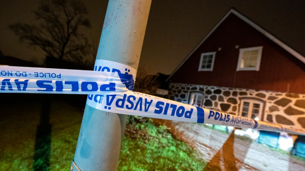 November förra året: Polis och avspärrningar vid en fastighet i Åstorp efter att en person hittats död. Personen hittades av en privatperson som slog larm, enligt polis. Arkivbild.