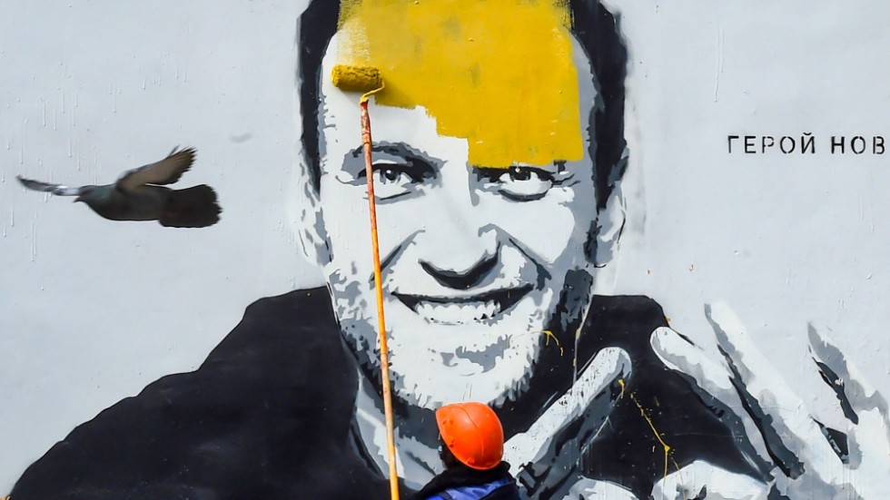 Graffiti på Aleksej Navalnyj i Saint Petersburg målas över. Bilden är tagen i april.