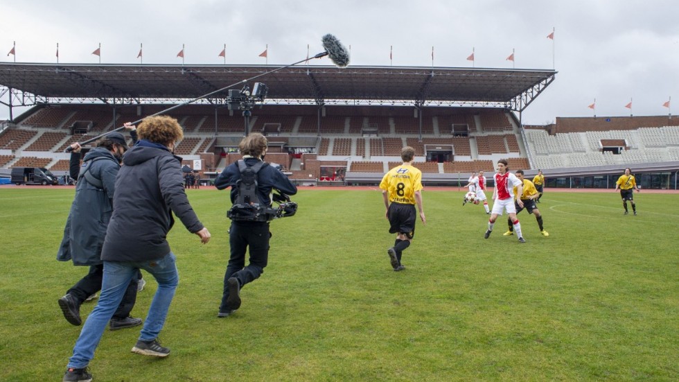 Gång på gång får Granit Rushiti (i rött och vitt) försöka göra om Zlatan Ibrahimovics klassiska mål för Ajax mot NAC Breda 2004 under filminspelningen i Amsterdam. Till hösten får biopubliken se om han lyckades.