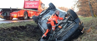 Personbil voltade och hamnade i diket - väg stängdes av