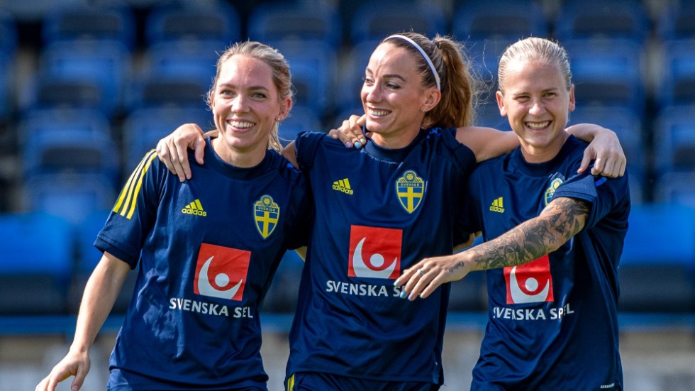 Glädjen är tillbaka i landslaget efter OS-besvikelsen. Här skojar Elin Rubensson, Kosovare Asllani och Filippa Curmark under en träning i Bratislava.