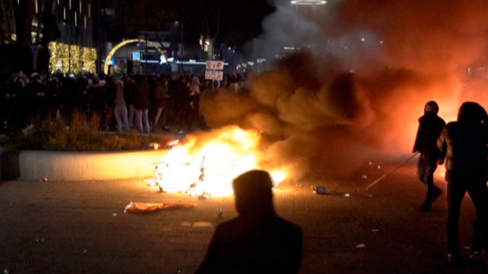 Kaos bröt ut när hundratals personer samlades i samband med protester mot covidrestriktioner i Rotterdam i Nederländerna på fredagskvällen. Bilden är från en video.