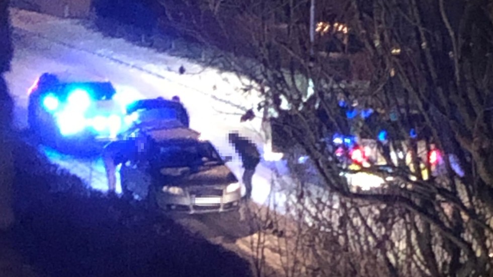 Polispatrullerna kontrollerade flera bilar i samband med larmet om höga smällar.
