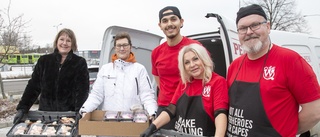 Hundratals portioner mat till hemlösa och behövande