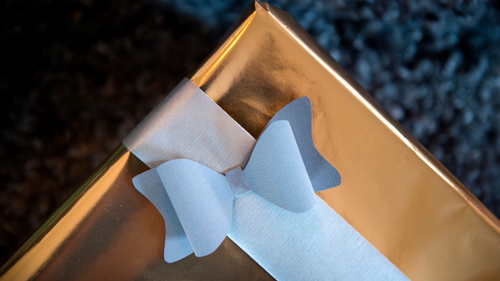 Alla tillsvidareanställda och vikarier med längre anställningstid kommer att få ett presentkort.