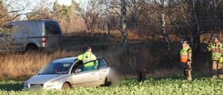 Personbil körde av vägen – hamnade ute på en åker