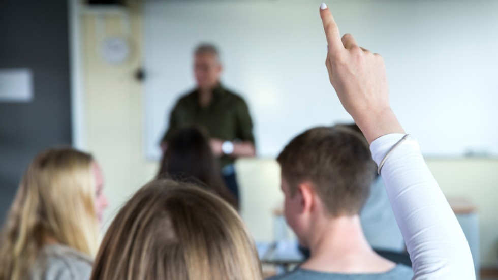 Eleverna målar upp en bild av frånvarande lärare i klassrummen, för lite körtid och CSN som betalats ut även om eleven inte varit i skolan.