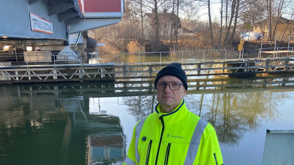 Projektledaren Pär Eriksson på Trafikverket berättar att när farleden kan öppnas kring 3 juni kommer också biltrafiken att rulla som vanligt igen uppe på den drygt 60 år gamla Stallarholmsbron.