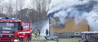 Misstänkt mordbrand i Mariannelund • Man är förd till sjukhus • "Villan är totalt utbränd"