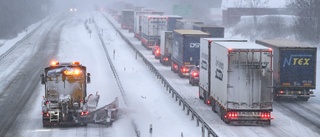 Snökaos i trafiken – kilometerlånga köer