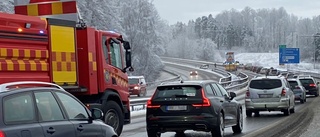 Många trafikolyckor i halkan: "Håll er hemma om ni inte måste ut på vägarna"