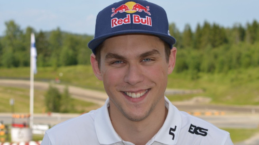På bra humör. Anton njuter av att vara hemma i Skellefteå. Foto: Erik Grahn Lundgren.