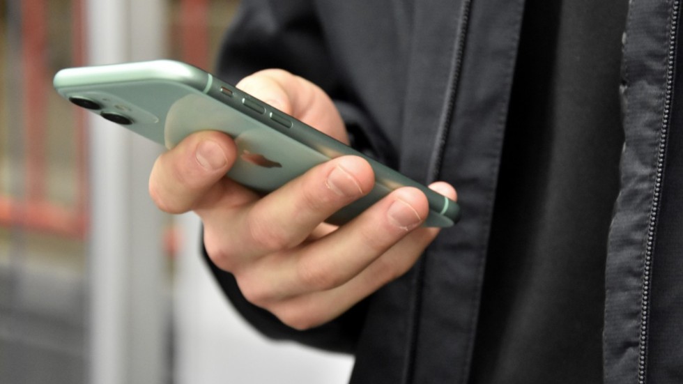 Ingen av de uppringda trodde på mannen som hävdade att någon köpt mobiler i deras namn.