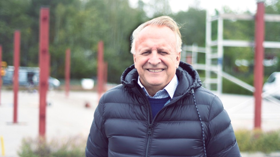 "Jag jobbar ju ändå och är inte en sån som bara kan sitta", säger Micael Glennfalk, som gör en organisationsförändring på Björkbacken och tar över som vd igen.