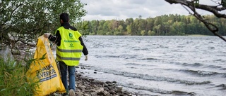 Stränderna städas av unga