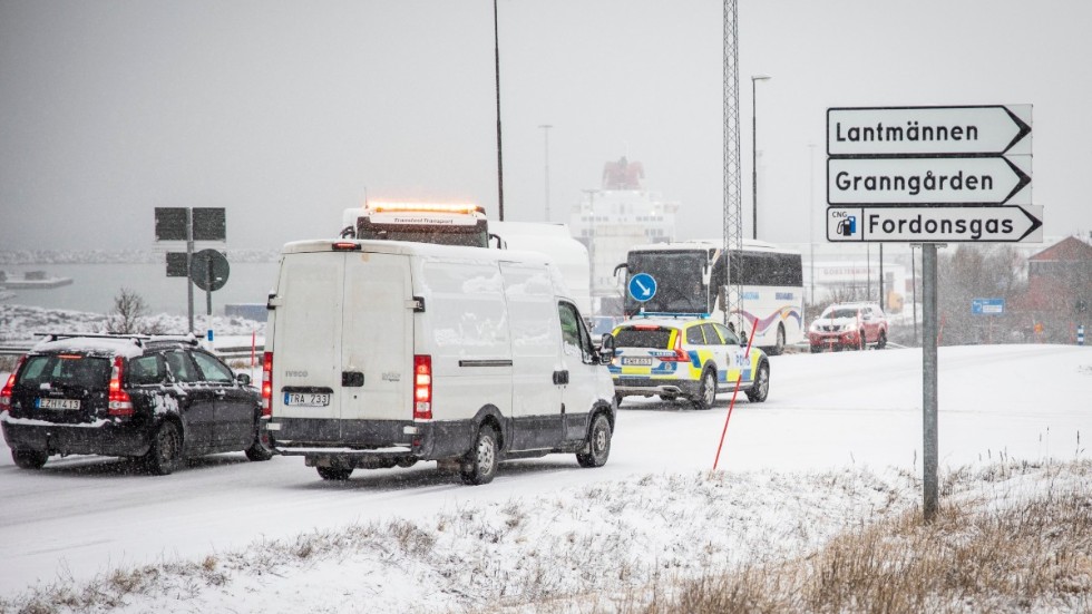 Flera tunga fordon fick stopp i hamnbacken/Färjeleden på onsdagsmorgonen. Polisen tog även en rond förbi platsen.
