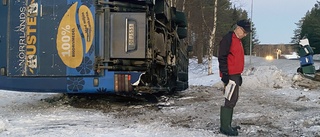 Buss välte på E4 utanför Skellefteå – fyra personer med ambulans • Var på väg mot Haparanda