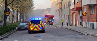 Lägenhetsbrand i Enköping – stort pådrag: "Brann kraftigt"