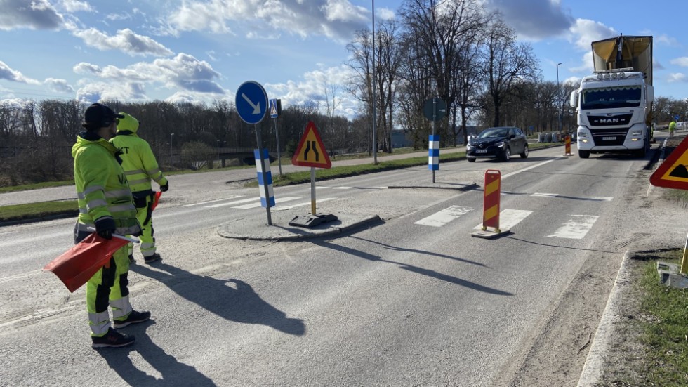 Ett asfalteringsarbete pågick under torsdagen vid Måsen i Ulvhäll. Flaggvakter styrde trafiken.