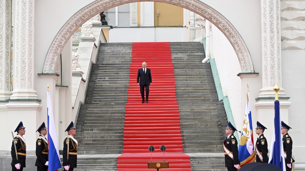 Rysslands president Vladimir Putin hedrade de soldater som dödades vid Wagner-upproret i helgen, samtidigt som Wagner-myteristerna får lämna landet med straffrihet.