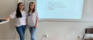 Sara och Elsa sommarjobbar med att göra Nyköping tryggare