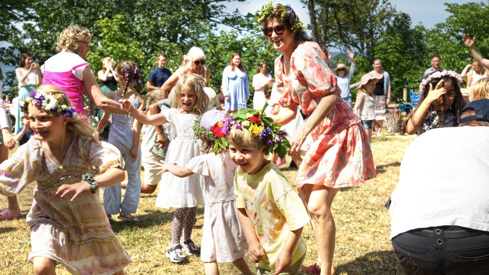 Under midsommardansen avverkades flera klassiker, däribland "Små grodorna", "Prästens lilla kråka" och "Björnen sover". 