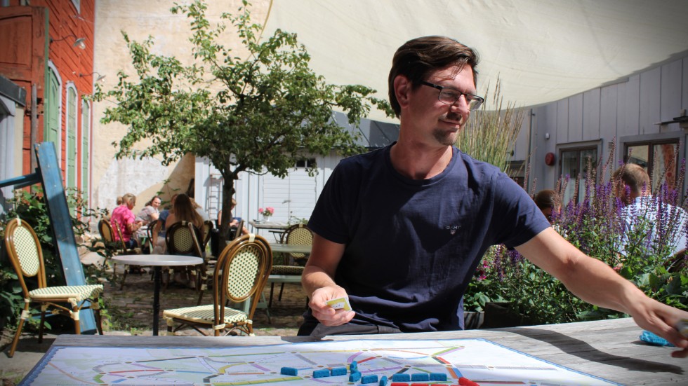 Ingenjören och spelentusiasten Rikard Norman har skapat den östgötska versionen av Ticket to ride. 